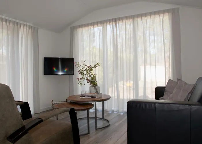 Huisjes Reewold In Rustige En Mooie Omgeving *